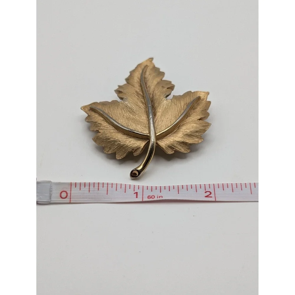 Trifari Signed Gold‎ Tone Brushed Maple Leaf Brooch Pin Textured Vintage 2